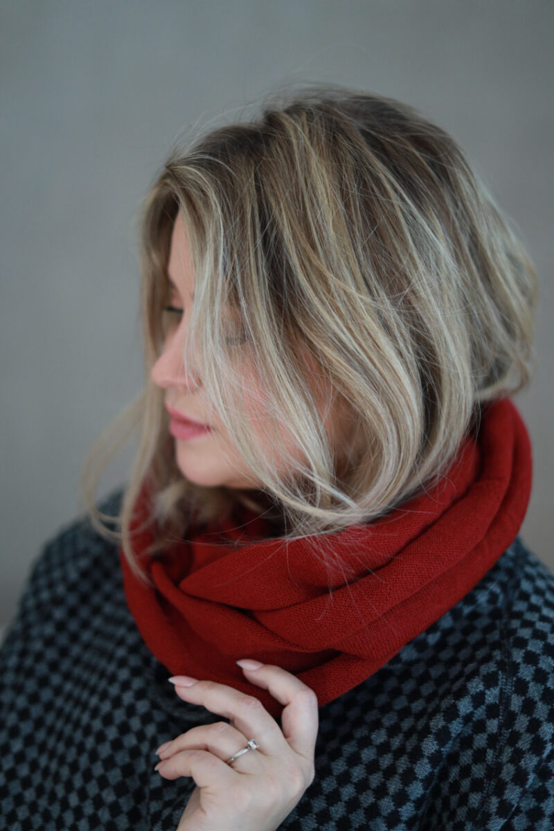 Rundsjal slätstickad i ull (halv), Engelsk Röd