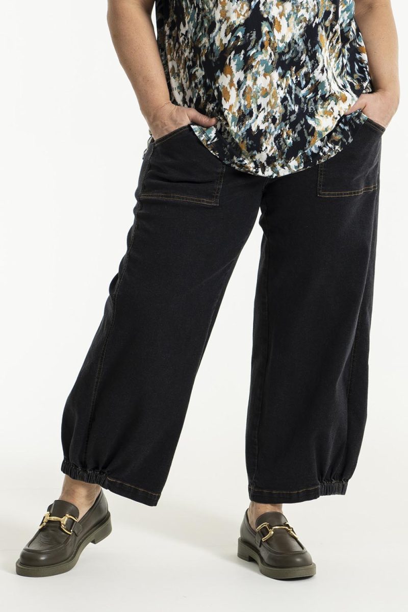 CLARA Byxor i bomull- och viskosstretch, Black denim