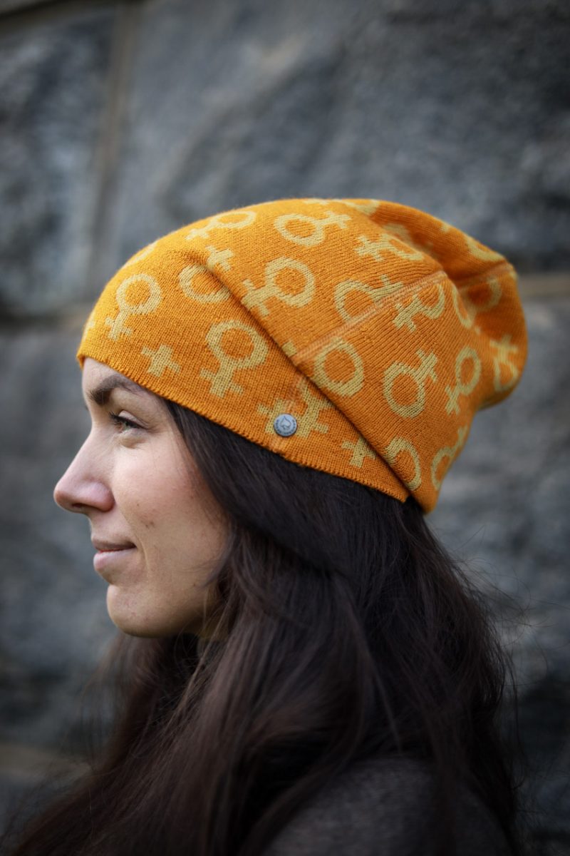 FEMINISTULLEN Toppluva Jaquardstickad, Saffron/Senapsgul