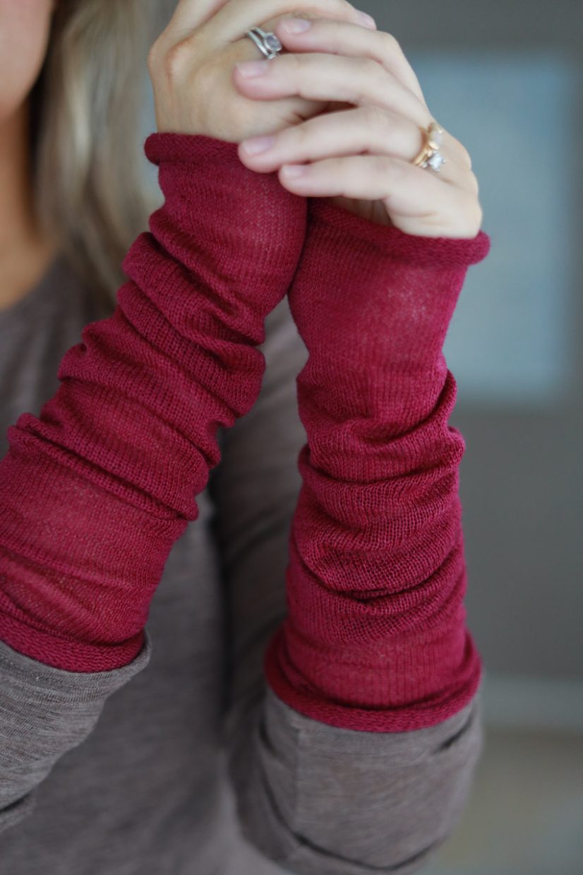 Handledsvärmare i slätstickad ull, Cerise