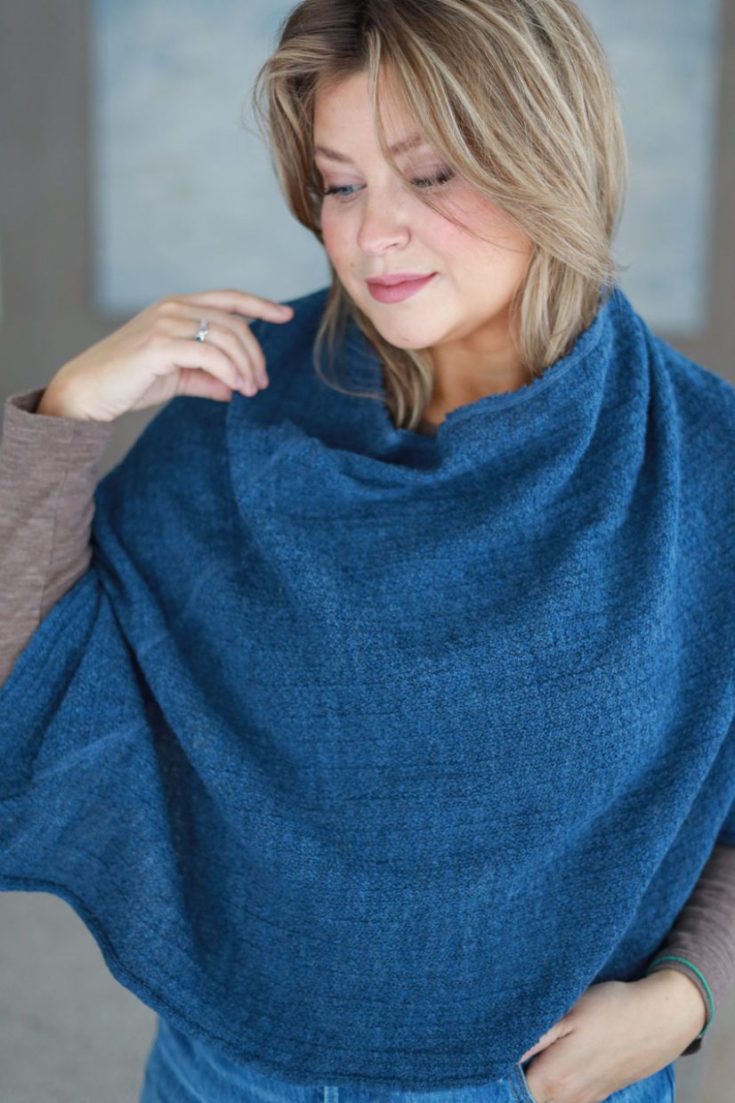 PEGGY Ullponcho Mosstickad, Ljus Blåbär