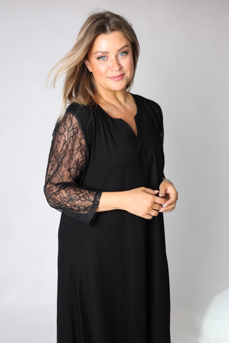AYA Klänning i viskostrikå/spets, Black