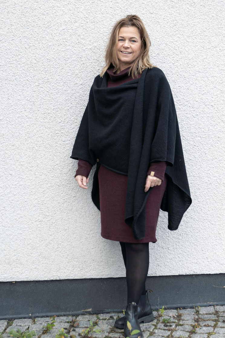 GY NITTA Poncho i filtad ull, Black