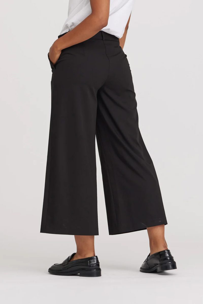 LIA LOOSE CROP Culottes i stretchig viskos, Black
