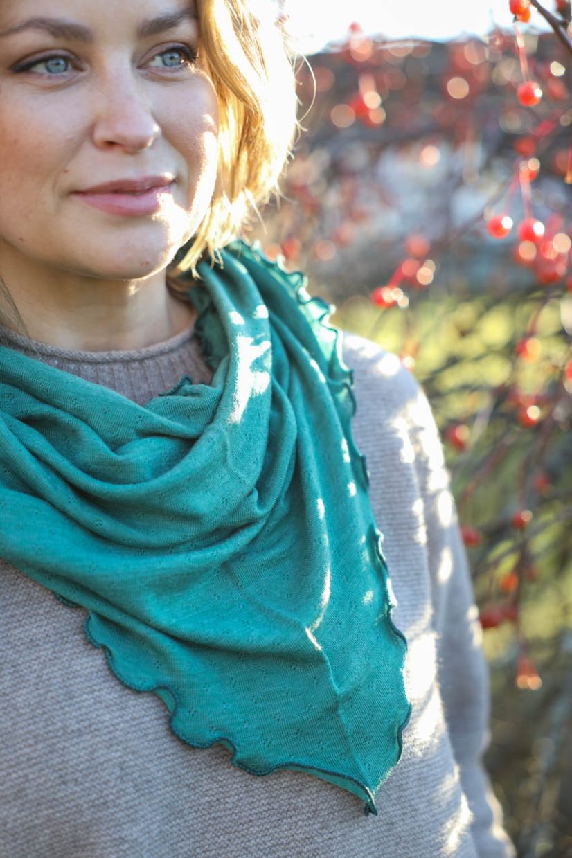 Stickad sjal i merinoull, Emerald