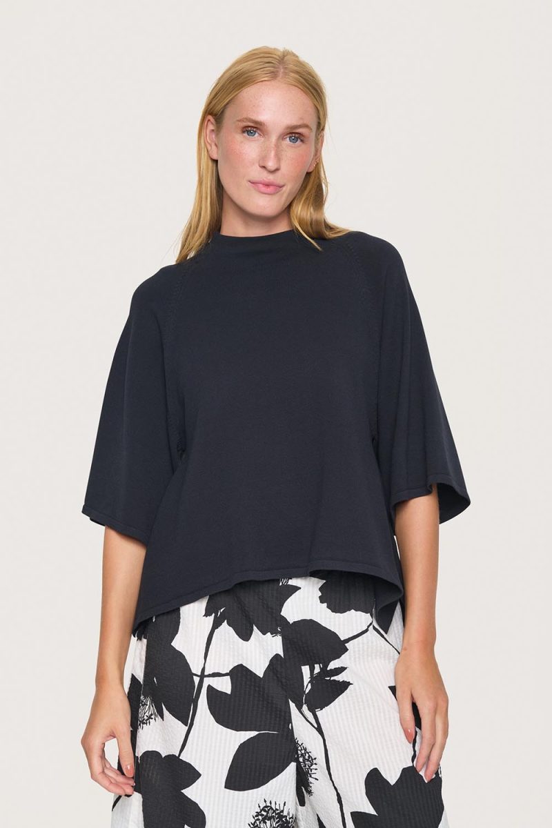 SAKU Stickad topp i viskos, Black