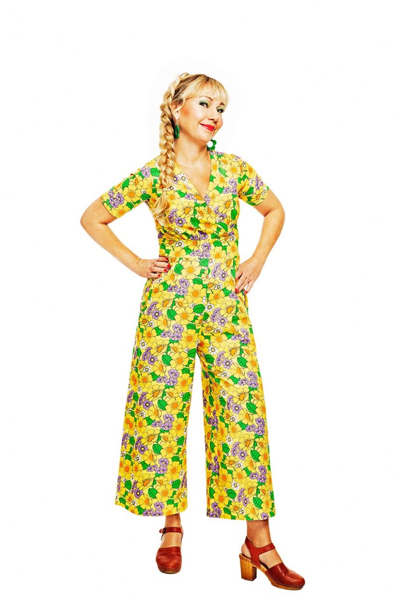 BRITTA HUMLESURR GUL Jumpsuit i bomullstrikå