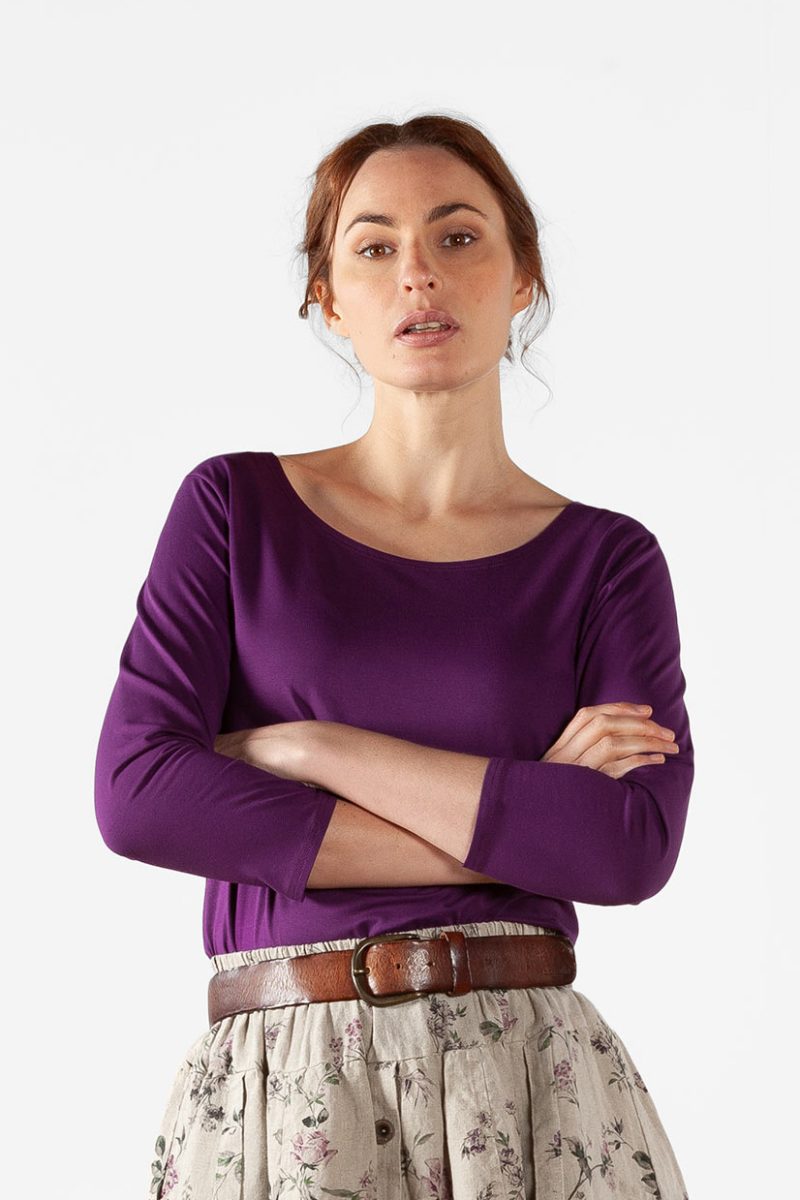 T-SHIRT i viskostrikå, Plum