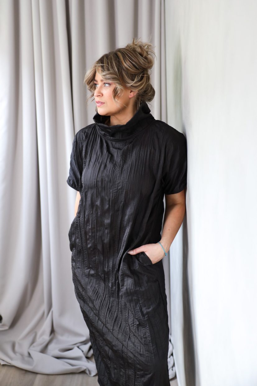 Klänning i krinklad viskos, Black