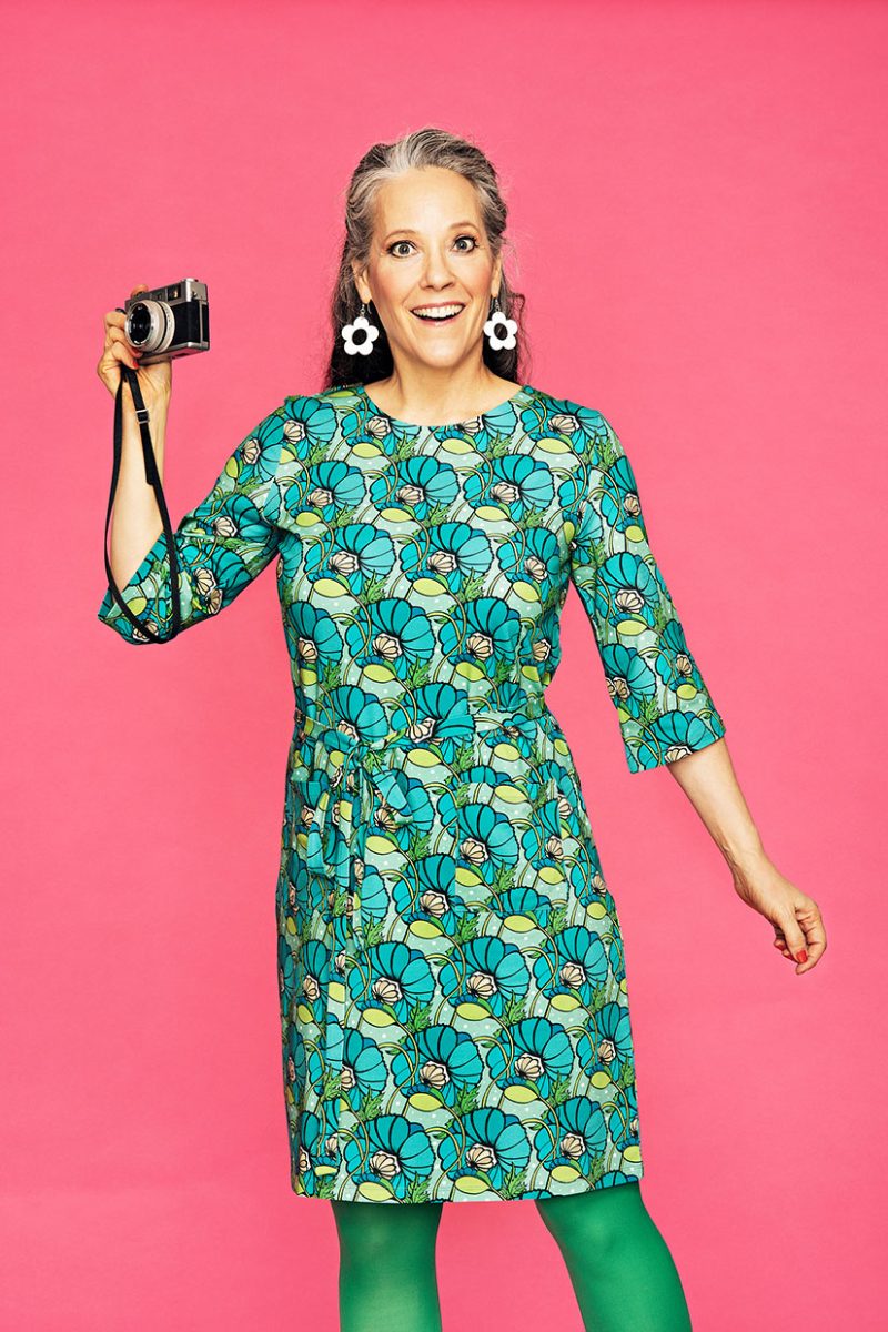 DORIS klänning i bomullstrikå, Kronblad Turkos