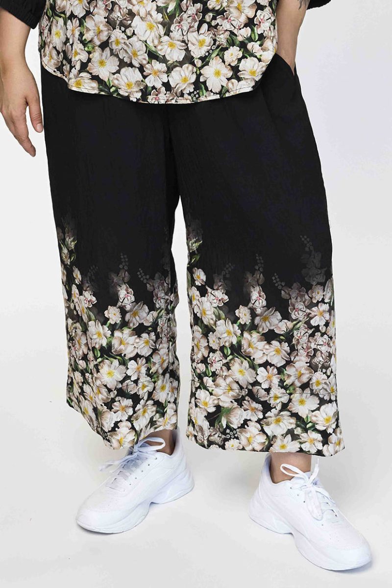 gKARINA LOOSE Byxor i viskos, Black