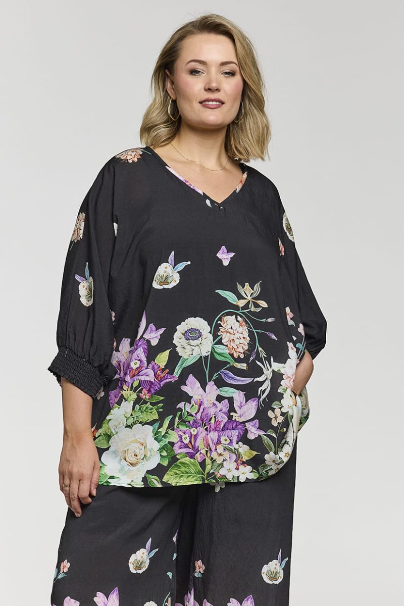 gLILA Blus i viskos, Black with flower